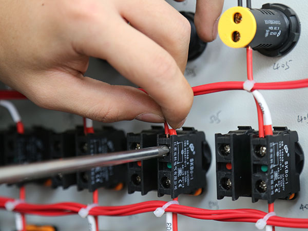 Ensamblaje de cerramientos eléctricos