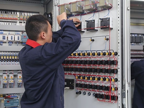 Ensamblaje de cerramientos eléctricos